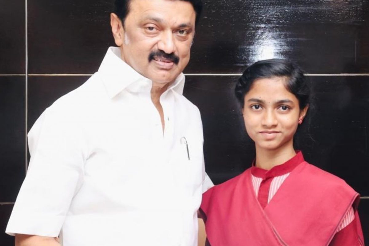 முதல்வர் ஸ்டாலின் - மாணவி நந்தினி  
