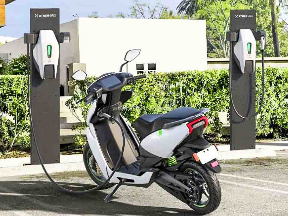  ,[object Object], ப்ரோ பேக்குடன் கூடிய ஏதர் 450X எலெக்ட்ரிக் ஸ்கூட்டரின் ஆன்-ரோடு விலை டெல்லியில் ரூ.1,55,567 ஆகும். ஒரு ஃபினான்ஸ் எக்ஸிக்யூட்டிவின் தோராயமான கணக்கீட்டின்படி, நீங்கள் ரூ.30,000 முன்பணம் செலுத்தினால், 7.5% வட்டி விகிதத்தில் (தற்போது Hero Fincorp வழங்குகிறது) 23 மாதங்களுக்கு மாதம் ரூ.6,525 EMI-யாகவும், 35 மாதங்களுக்கு மாதம் ரூ.4,580 EMI-யாகவும் இருக்கும்.