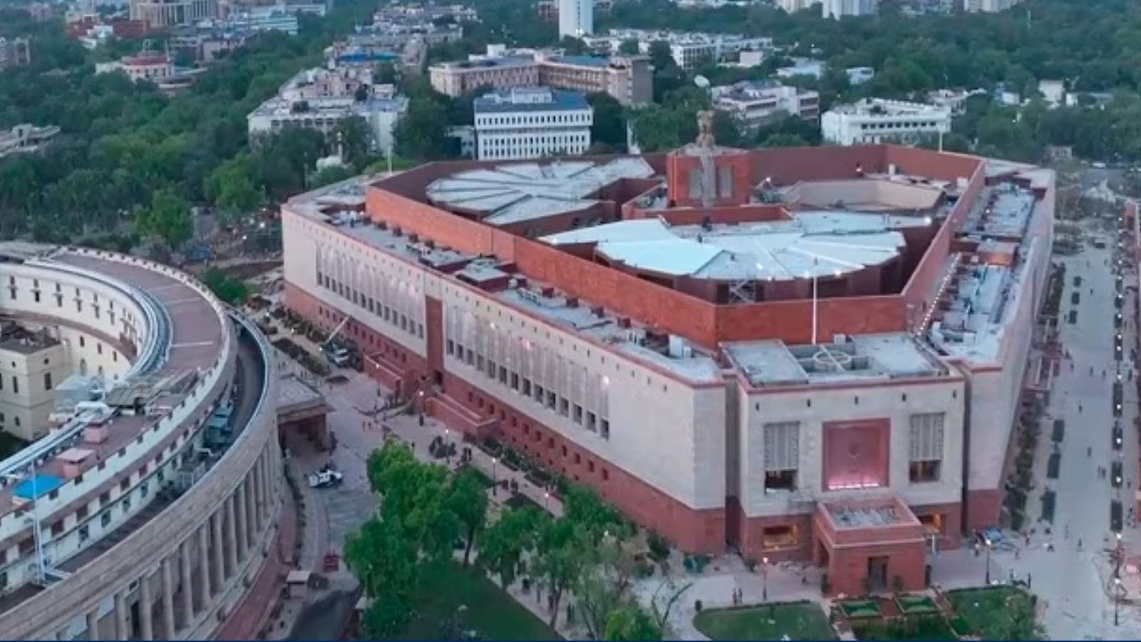 வெட்டப்பட்ட 2,400 மரங்கள்... சாவர்க்கர் பிறந்தநாளில் திறப்பு- நாடாளுமன்ற கட்டட சர்ச்சைகள் என்னென்ன