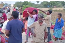 சாலையில் கொட்டிக்கிடந்த வெங்காய மூட்டைகள்... போட்டி போட்டு அள்ளிச் சென்ற பொதுமக்கள்...!