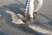 தரமற்ற முறையில் புதுச்சேரி - கடலூர் சாலை.. அலட்சியம் காட்டிய அதிகாரிகளால் பொதுமக்கள் அதிர்ச்சி..