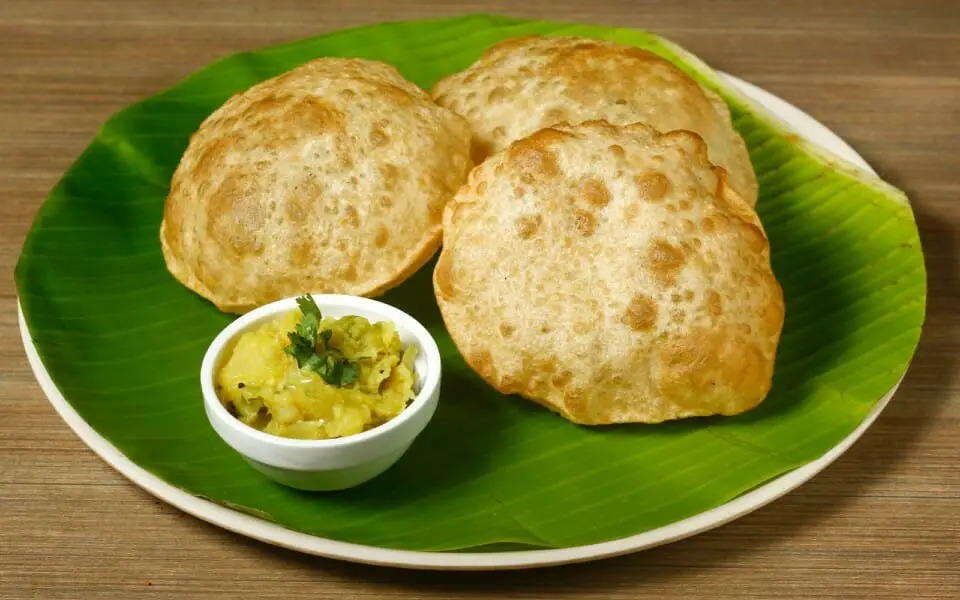  ,[object Object], பலருக்கும் பூரி பிடித்தாலும் எண்ணெய் ஒட்டியிருக்கும் காரணத்தால் எளிதில் செரிமானமாகாது. வயிறு மந்தமாக இருக்கும் என நினைப்பார்கள். அப்படி ஆசைப்பட்டு சாப்பிட்டாலும் 2 அல்லது 3க்கு மேல் சாப்பிட முடியாது. எண்ணெய் இருக்கும் காரணத்தால் உடனே தெகிட்டி விடும். எனவே எண்ணெய் ஒட்டாமல் பூரி சுட மாவை பிசைந்ததும் 15 நிமிடங்கள் ஃபிரீசரில் வையுங்கள். பின் சுடும் போது எண்ணெய் சேர்த்து பிசையாமல் மாவு சேர்த்து பிசையுங்கள். பின் எண்ணெய் போட்டு எடுக்க எண்ணெய் ஒட்டாமல் நன்கு உப்பி வரும்.