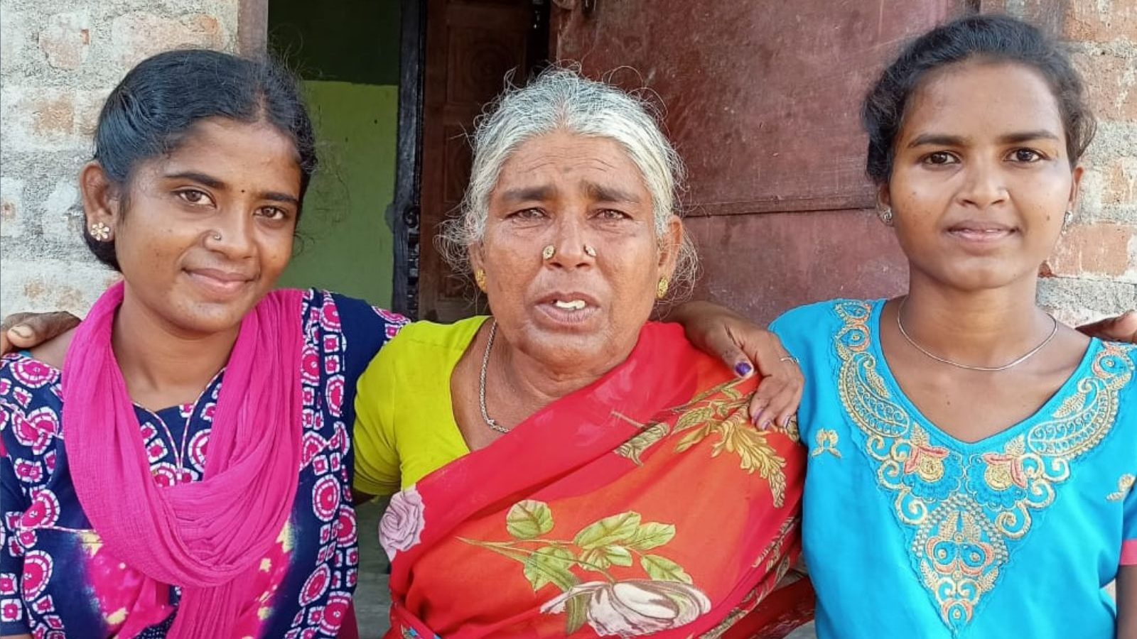 Mother's Day 2023 : 4 மகள்களை தைரியத்துடன் தனி ஆளாக வளர்க்கும் வீரத்தாய்.. புதுக்கோட்டையில் நெகிழ்ச்சி..!