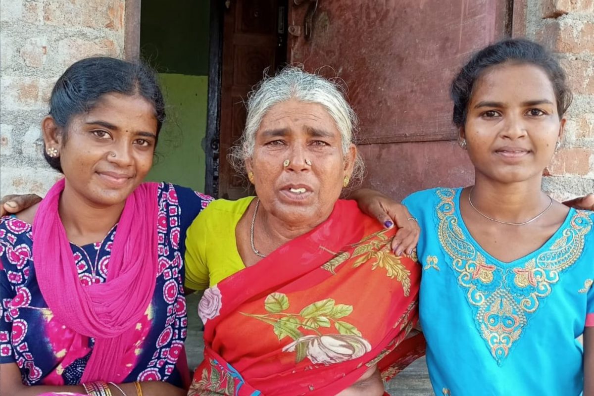 அம்மாவின் உழைப்பை கண்டு வியக்கும் மகள்..