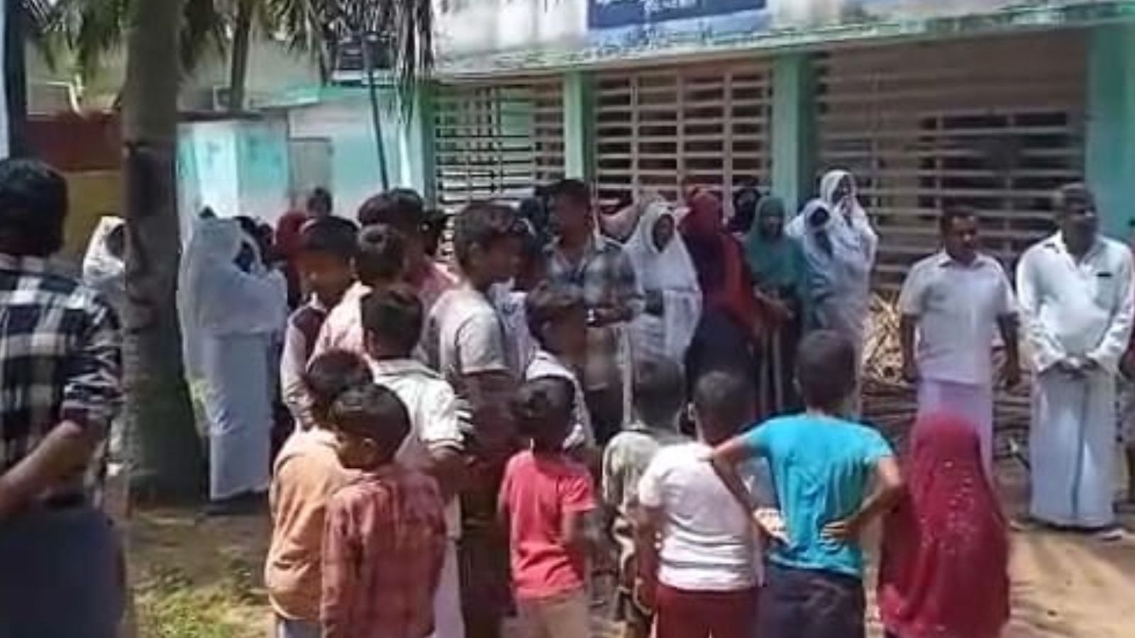 அறந்தாங்கி ஊராட்சி மன்ற அலுவலகம் முன் நூதன போராட்டம் நடத்திய மக்கள்.. 