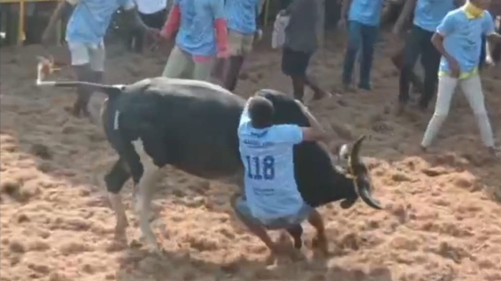 மருதாந்தலை அய்யனார் கோவில் ஜல்லிக்கட்டு.. வாடிவாசலில் இருந்து சீறிப்பாய்ந்த காளைகள்.. 