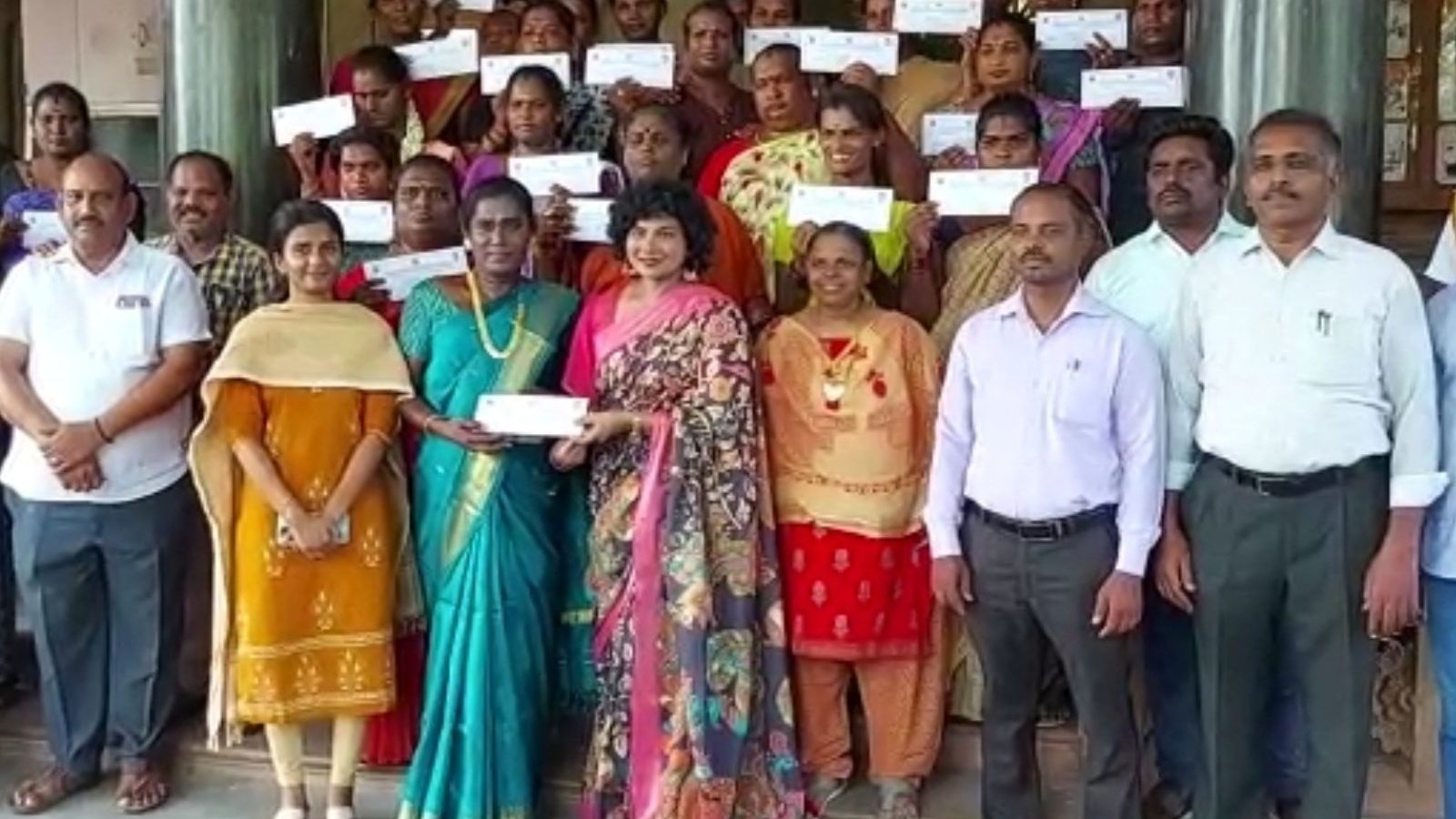 திருநங்கைகளுக்கு வீட்டுமனைப் பட்டா, நரிக்குறவர்களுக்கு நிதியுதவி வழங்கிய புதுக்கோட்டை ஆட்சியர்...