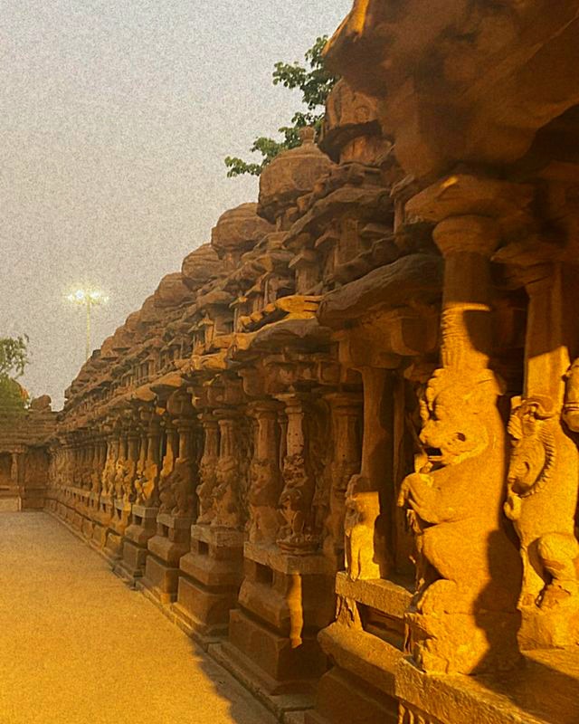  இந்நிலையில், காஞ்சிபுரத்தில் உள்ள புகழ்பெற்ற கைலாசநாதர் கோவிலை கி.பி. 700ஆம் ஆண்டளவில் பல்லவ மன்னன் இராஜசிம்மனால் கட்டத் தொடங்கப்பட்டது. இந்த கோவில் தென்னிந்திய கட்டிடக்கலையின் ஆரம்ப காலகட்டத்துக்குரிய திருப்பு முனைகளில் ஒன்றாகக் கருதப்படுகிறது. இது காஞ்சிபுரத்திலுள்ள மிக்க பழைமை மிக்க கோயிலாகும். இதைக் கல்வெட்டு ஆதாரங்கள் ‘இராஜசிம்மேச்சரம்’ எனக் கூறுகின்றன