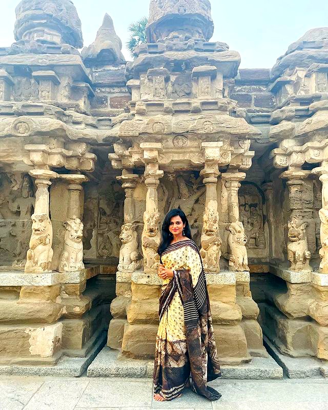  காஞ்சிபுரத்தில் உள்ள கட்டிடக்கலைக்கு பெயர் பெற்றதும், உலகப் புகழ்பெற்ற கோவிலாகவும் திகழும் கைலாசநாதர் கோவிலில் ஜோக்கர், ஆண் தேவதை உள்ளிட்ட படங்களில் நடித்த பிரபல நடிகை ரம்யா பாண்டியன் சாமி தரிசனம் செய்தார்‌.