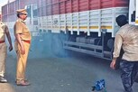 ரூ.535 கோடி பணத்துடன் சென்ற லாரி நடுரோட்டில் பழுதாகி நின்றது..!