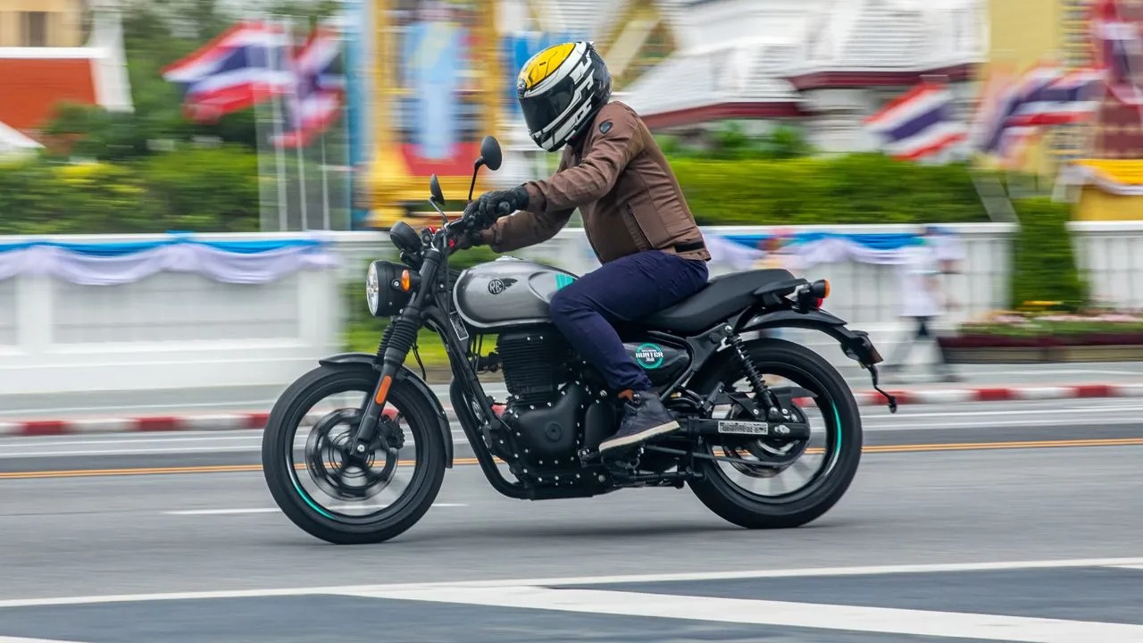  ஹண்டர் 350 பைக்கில் கிளாசிக் 350 பைக்கில் இருக்கும் அதே 349cc ஏர்-கூல்டு எஞ்சின் பொருத்தப்பட்டுள்ளது. இந்த எஞ்சின் 20.2PS பீக் பவர் மற்றும் 27Nm பீக் டார்க் திறனை உற்பத்தி செய்யக் கூடியது. இந்த எஞ்சினுடன் ஃபைவ் ஸ்பீடு கியர்பாக்ஸ் இணைக்கப்பட்டுள்ளது. இந்த பைக்கின் பெட்ரோல் டேங்க்  13 லிட்டர் கொள்ளும். இது 35 முதல் 40 கிலோமீட்டர் வரை மைலேஜ் கொடுக்கிறது. ராயல் என்ஃபீல்டு ஹண்டர் 350-ல் ரெட்ரோ-ஸ்டைல் ​​செமி-அனலாக் இன்ஸ்ட்ரூமென்ட் கிளஸ்டர் பொருத்தப்பட்டுள்ளது. இது டிரிப்பர் நேவிகேஷன் அமைப்பைக் கொண்டுள்ளது.
