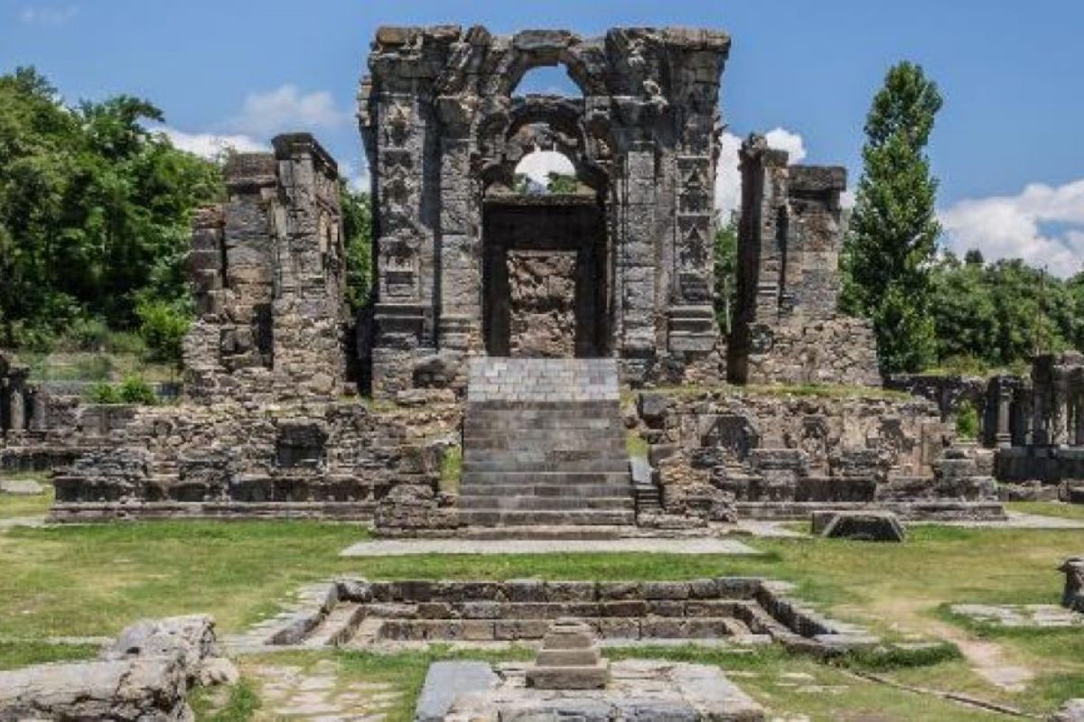  குங்குமப்பூ தவிர, பாம்பூருக்குச் செல்வதற்கு வேறு பல காரணங்கள் கூட உள்ளன.பாம்பூர் நகரத்தில் இருந்து சுமார் 14 கி.மீ தொலைவில் அமைந்துள்ள பரிஹஸ்போரா பட்டன், 8 ஆம் நூற்றாண்டை சேர்ந்த பண்டைய புத்த மடாலயம் ஆகும்.  இடிபாடுகளாக இருந்தாலும் அதன் வரலாற்று சான்றுகளை திடமாக கொண்டுள்ளது.