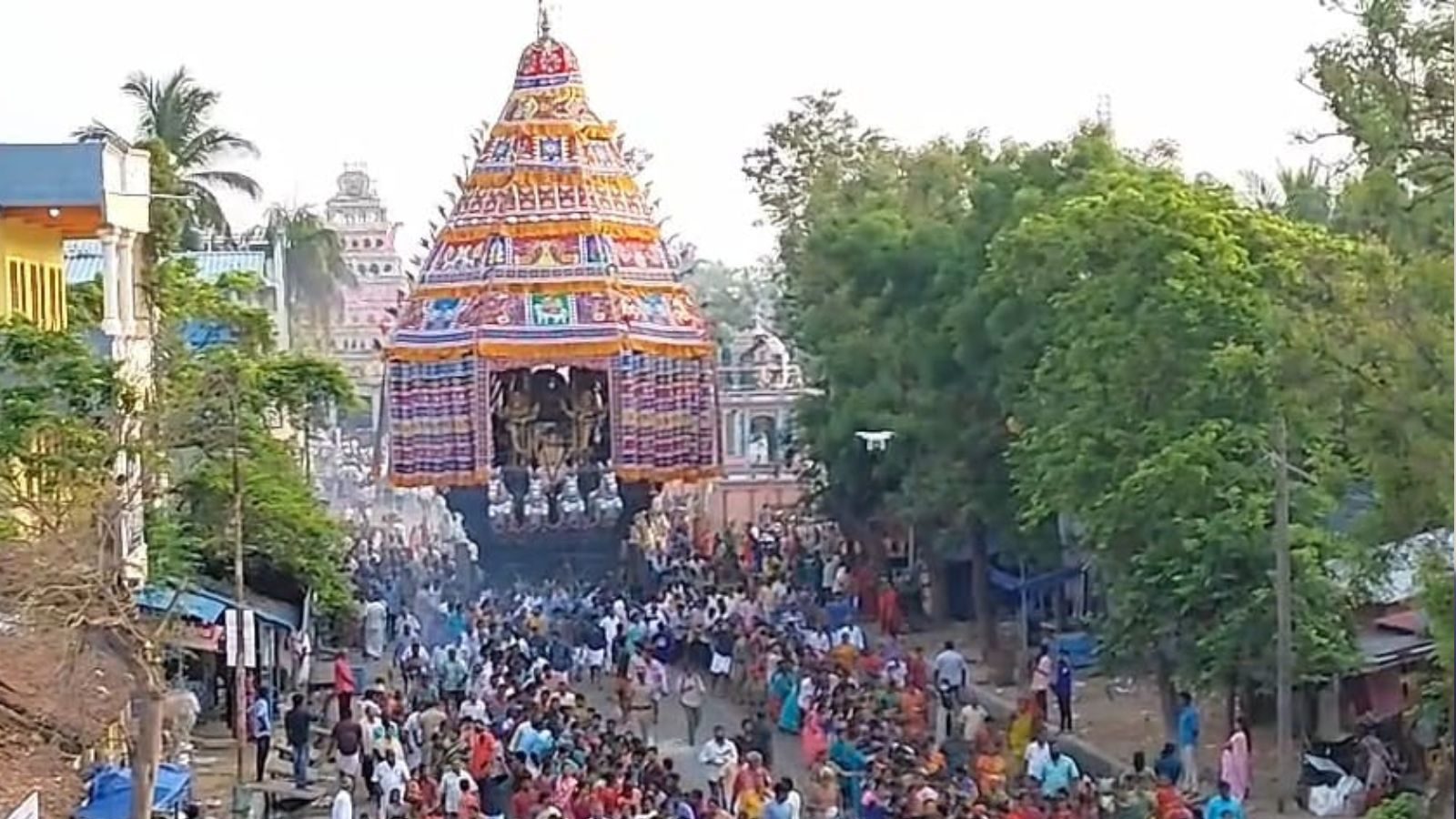 திருநள்ளாறு சனீஸ்வரர் கோவிலில் தேரோட்டம்.. திரளான பக்தர்கள் பங்கேற்பு...!