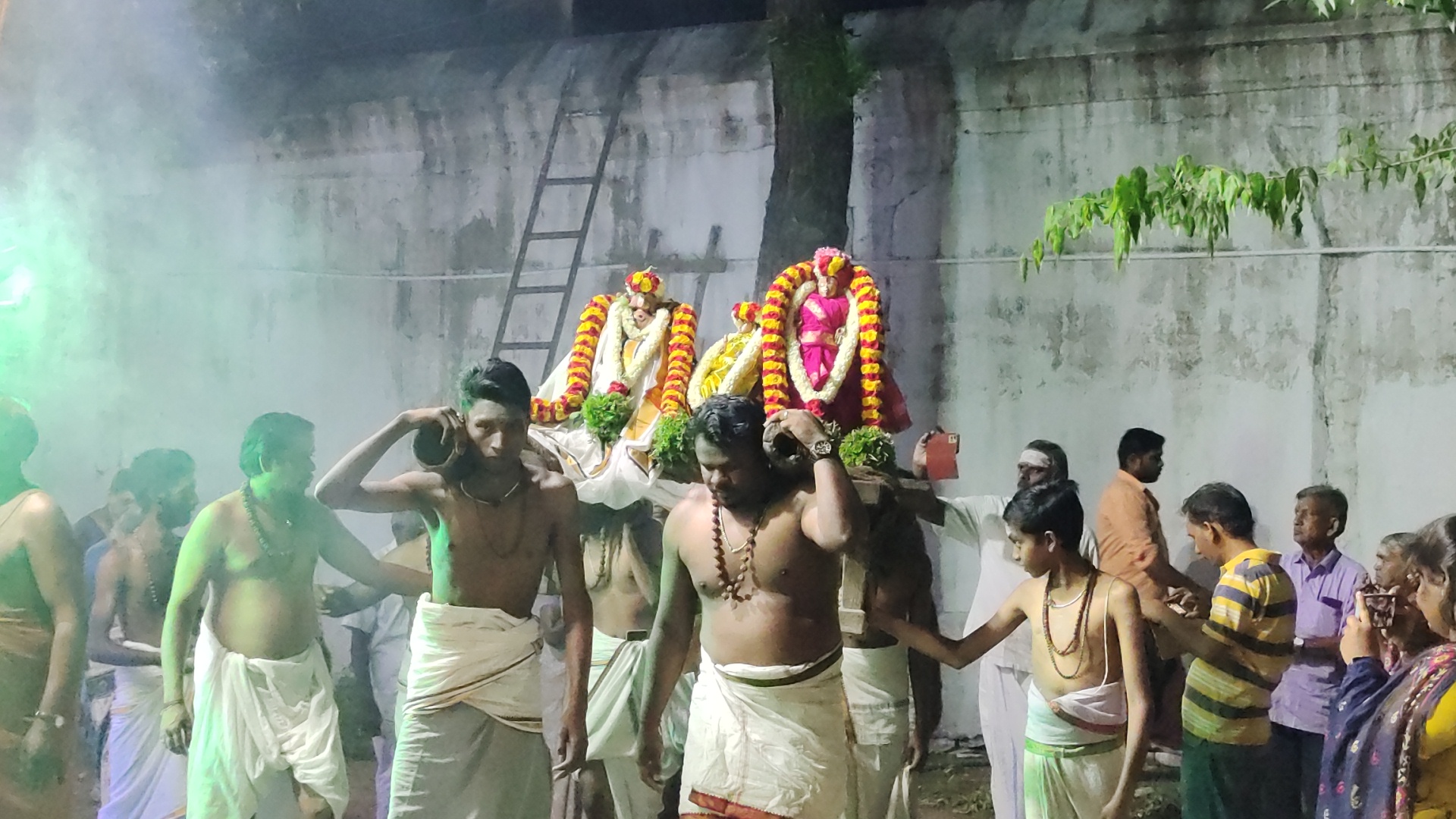  கரிவலம் வந்த நல்லூரில் எந்தை ஒப்பனை அம்மாள் சாமி த பால் வண்ண நாதர் திருக்கோவிலில் வசந்த உற்சவத்தை முன்னிட்டு சுவாமி ஊஞ்சலில் அமர்ந்து பக்தர்களுக்கு அருள் பாவிக்கும்.