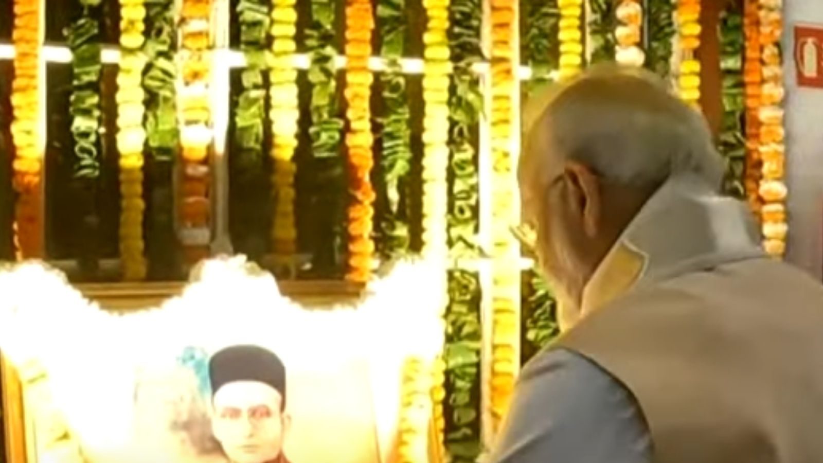 நாடாளுமன்ற வளாகத்தில் சாவர்க்கர் படத்திற்கு மரியாதை செலுத்திய பிரதமர்..!