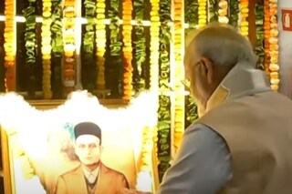 சாவர்க்கர் படத்திற்கு மரியாதை செலுத்திய பிரதமர்..!