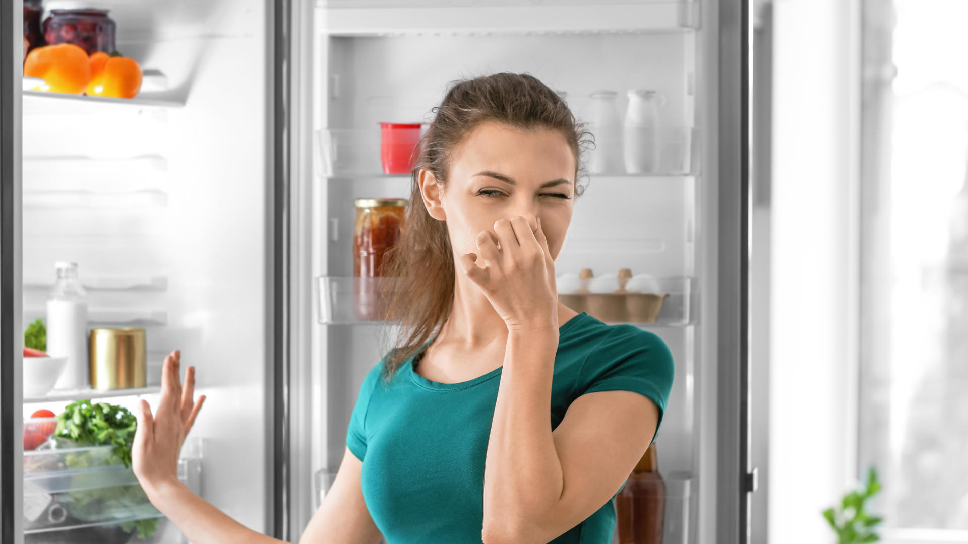  Tips to remove odour from your refrigerator | குளிர்சாதனப் பெட்டி வீடுகளில் அத்தியாவசிய பொருளாக மாறிவிட்டது. கிராமங்களில் இருப்பவர்கள் கூட தற்போது ஃப்ரிட்ஜை உபயோகிக்க ஆரமித்துவிட்டனர். எவ்வளவு நாள் ஆனாலும் காய்கறிகளை கெடாமல் இது பாதுகாக்கிறது. பெரும்பாலானோர் பிரிட்ஜை திறந்தாலே துர்நாற்றம் வீசும். ஆனால், அதை எப்படி சரி செய்வது என நம்மில் பலருக்கும் தெரியாது. குளிர்சாதனப் பெட்டியில் இருந்து வரும் துர்நாற்றத்தை நீக்குவதற்கான சில எளிய வழிமுறைகளை நாங்கள் உங்களுக்கு கூறுகிறோம்.