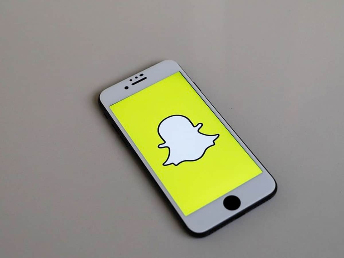  இந்தியாவில் Snapchat தொடர்ந்து வளர்ந்து வருவதால் இந்திய யூஸர்களுக்கு சிறப்பான் சேவையை வழங்க டீம்கள் உருவாக்கப்பட்டு பல பணிகளில் ஆட்களை வேலைக்கு அமர்த்துவதன் மூலம் தங்கள் செயல்பாடுகளை மேம்படுத்தி வருவதாகவும் அறிக்கையில் கூறப்பட்டுள்ளது. வீடியோ கன்டென்ட் பிரிவில் YouTube, Instagram, Share Chat, Moj மற்றும் பிறவற்றுடன் Snapchat போட்டியிடும் அதே நேரம் டிஜிட்டல் விளம்பரத்தில் து Google, Facebook, Twitter மற்றும் Share Chat ஆகியவற்றுடன் போட்டியிடுவது குறிப்பிடத்தக்கது.