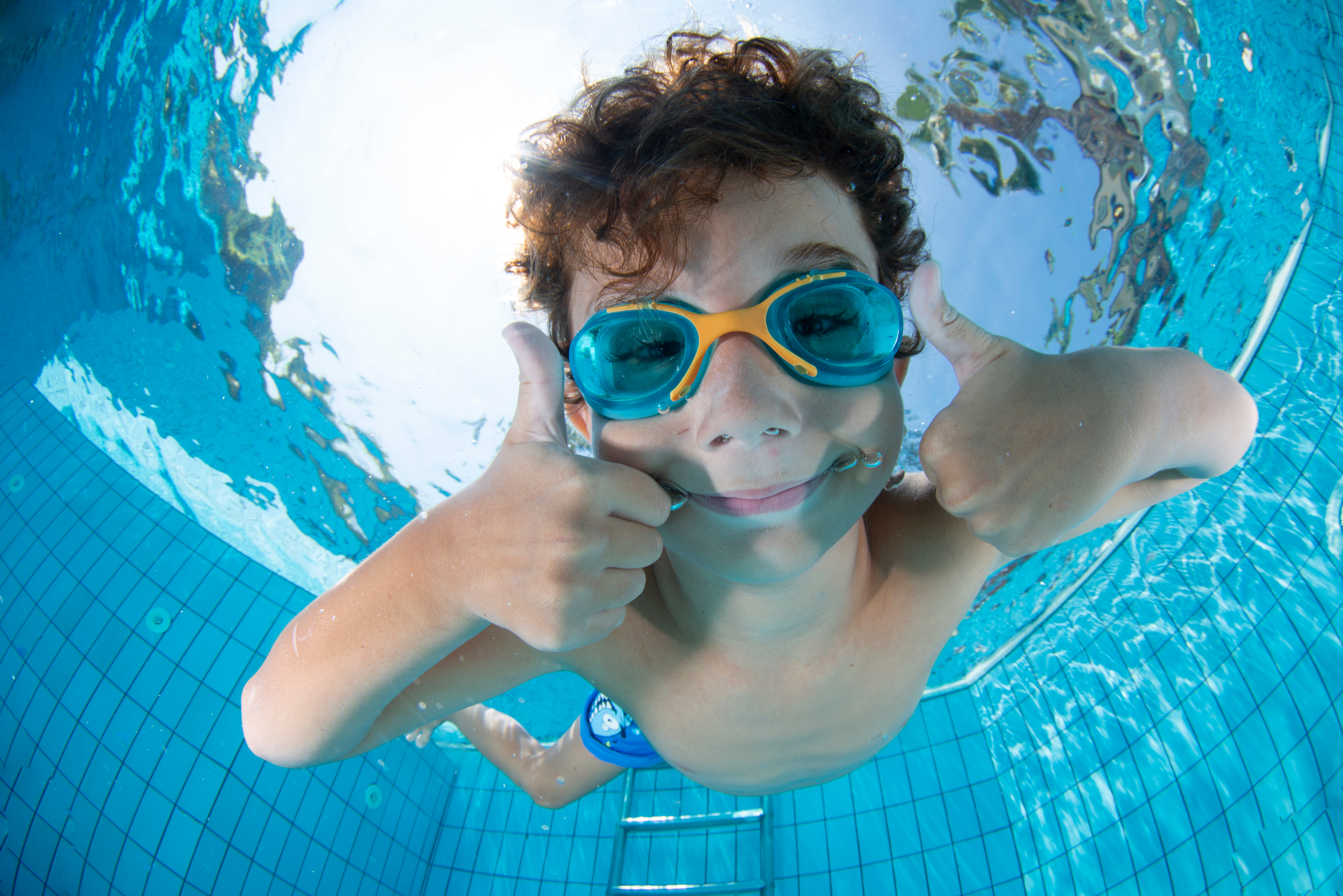  ,[object Object], பெரும்பாலும் நீச்சல் குளங்களில் (Swimming Pool) காணப்படும் க்ளோரின், உள்ளே நீச்சலடிப்போரின் கண்களில் மோசமான விளைவை ஏற்படுத்தும். Swimming Pool நீரில் க்ளோரின் பயன்படுத்தப்படுகிறது என்பதால் கண் வீக்கம், எரிச்சல் மற்றும் அரிப்பு உள்ளிட்ட பாதிப்புகளில் இருந்து கண்களை பாதுகாக்க நீச்சல் கண்ணாடிகளான ஸ்விம்மிங் கூகுள்ஸை (swimming goggles) பயன்படுத்த அறிவுறுத்தபடுகிறது.