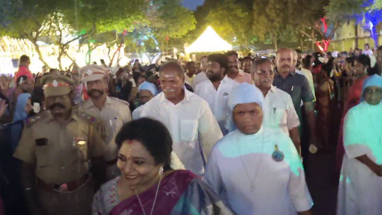 விஜய் பாடலுக்கு நடனமாடி தமிழிசையை வரவேற்ற மாணவிகள்... வைரலாகும் வீடியோ!