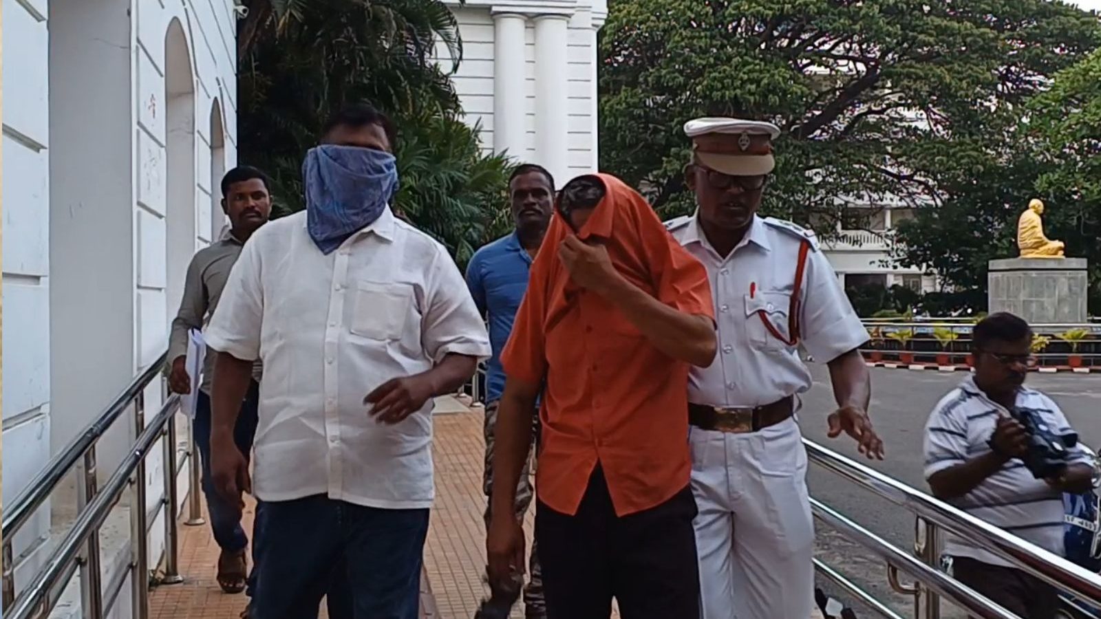 கோயில் நிலத்தை அபகரித்த கும்பல்... போலி ஆவணம் தயாரித்த முன்னாள் ராணுவ வீரர் உட்பட 4 பேர் கைது..!