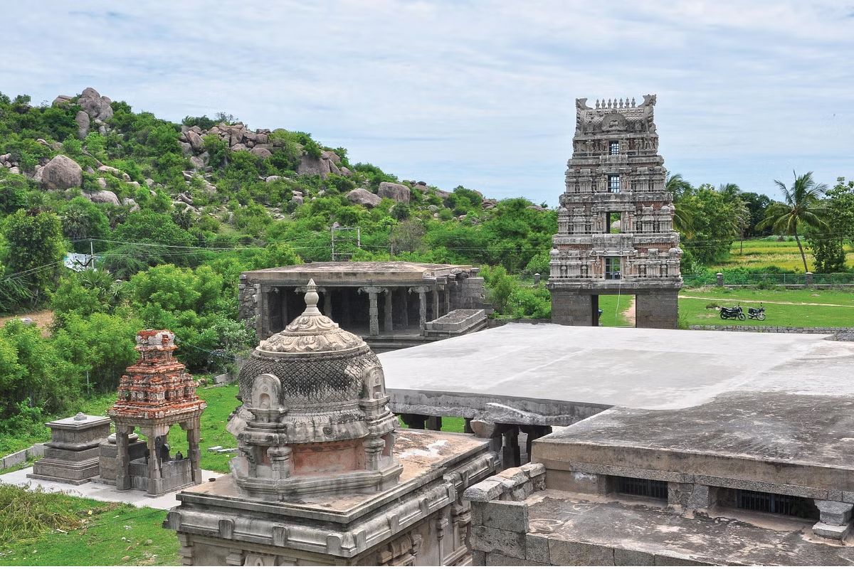  சைவ மதத்தின் முக்கியத்தளமான திருவண்ணாமலையில்  தமிழ்நாட்டின் முதல் நடராஜர் சிற்பம் செதுக்கப்பட்ட  கோயில் ஒன்று உள்ளது. வந்தவாசியின் தெள்ளாறு ஊராட்சி ஒன்றியத்தில் சீயமங்கலம் என்ற ஊர் உள்ளது. அங்குள்ள குடைவரைக் கோவிலை பற்றி தான் சொல்கிறோம். அங்கு நடராஜரின் பல  உருவங்கள் பொறிக்கப்பட்டுள்ளன.