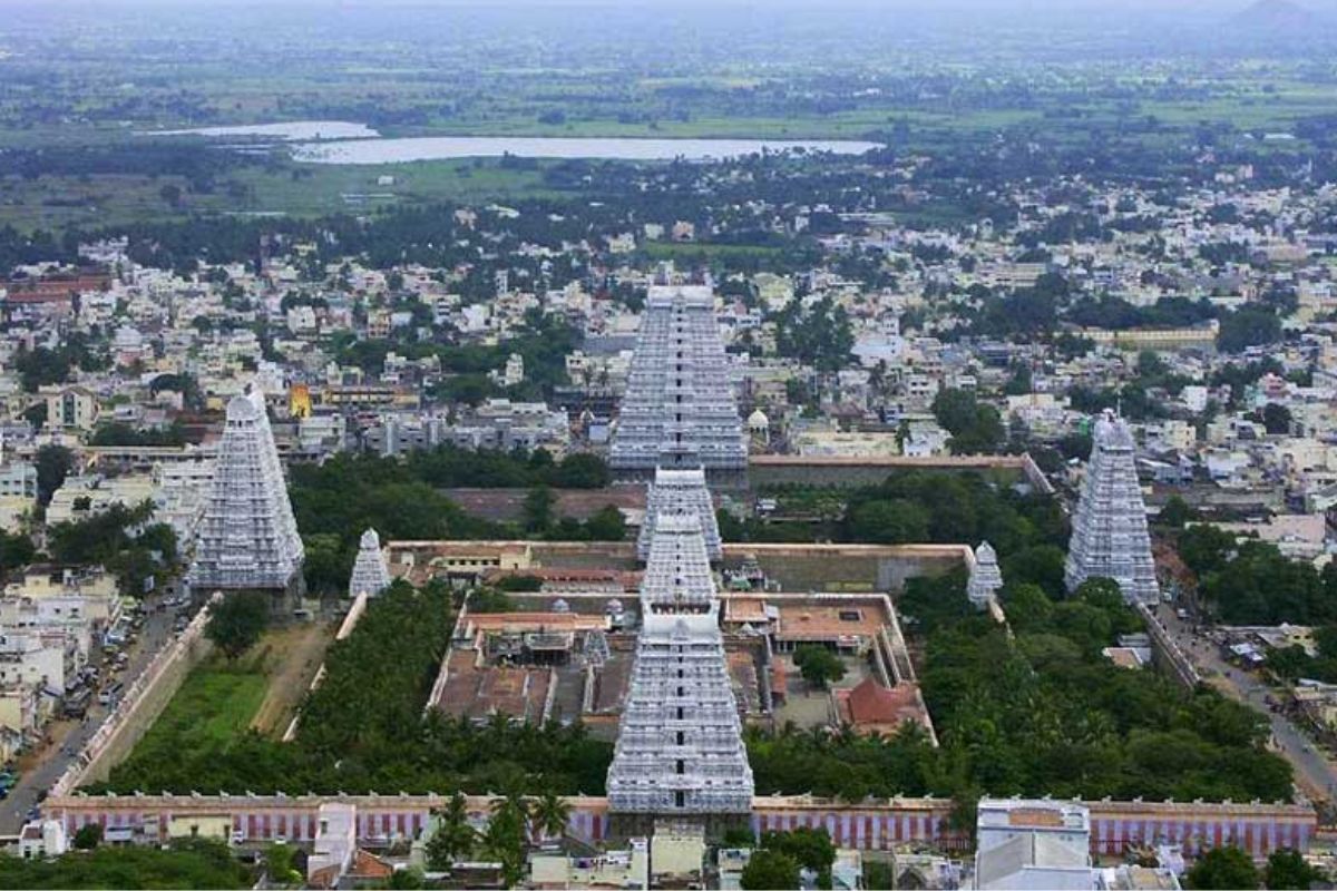   என்று சொன்னதும் எல்லோருக்கும் கார்த்திகை மாதம் மலையின் மீது வைக்கும் ஜோதி, அண்ணாமலையார் கோவில் தான் நினைவுக்கு வரும். அது தான் பிரதான ஈர்ப்பாக இருப்பதால் அது அந்த ஊரின் அடையாளமாக மாறிவிட்டது. ஆனால் திருவண்ணாமலையில் கோவில் தவிர பல ஸ்பாட்கள் பார்க்க இருக்கின்றன. அவற்றை தான் இதில் பார்க்க இருக்கிறோம்.