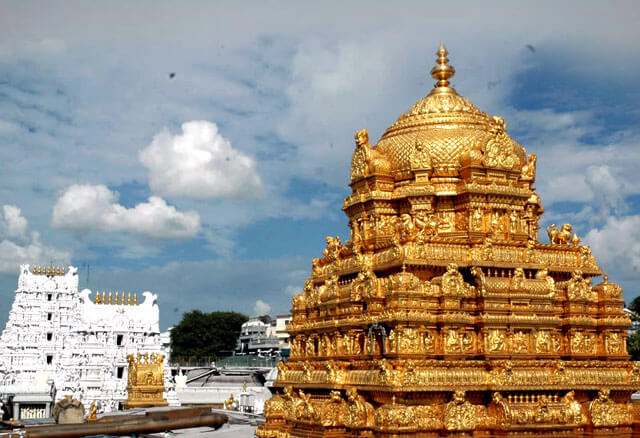  இந்த பேக்கேஜ் திருப்பதி விமான நிலைய, ரயில் நிலையத்திலிருந்து தொடங்குகிறது. இந்த பேக்கேஜை முன்பதிவு செய்த சுற்றுலாப் பயணிகளை ஐஆர்சிடிசி ஊழியர்கள் காலை 7 மணிக்கு அழைத்து வருவார்கள். அதன் பிறகு ஹோட்டலில் செக்-இன் செய்ய வேண்டும். காலை உணவுக்குப் பிறகு சீனிவாச மங்காபுரம் மற்றும் காணிபாக்கம் கோயில்களுக்குச் செல்லுங்கள். மதிய உணவுக்குப் பிறகு ஸ்ரீகாளஹஸ்தி கோவிலுக்கு அழைத்துச் செல்லப்படுவீர்கள். இதையடுத்து திருப்பதியில் இரவு தங்குதல்.