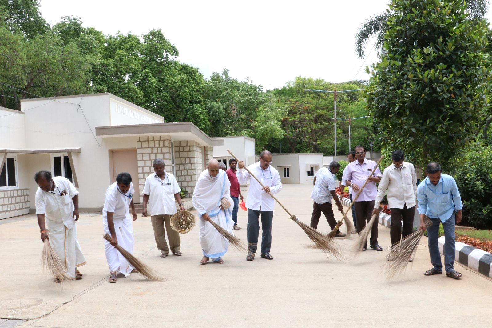  தனியார் நிறுவனம் ஒன்றுக்கு வழங்கப்பட்ட ஒப்பந்தத்தின் அடிப்படையில் திருப்பதி மலையில் சுகாதார பணியில் ஈடுபட்டிருந்த 2000க்கும் மேற்பட்ட ஊழியர்கள் கடந்த வாரம் திடீரென்று வேலை நிறுத்த போராட்டத்தில் ஈடுபட்டனர்.