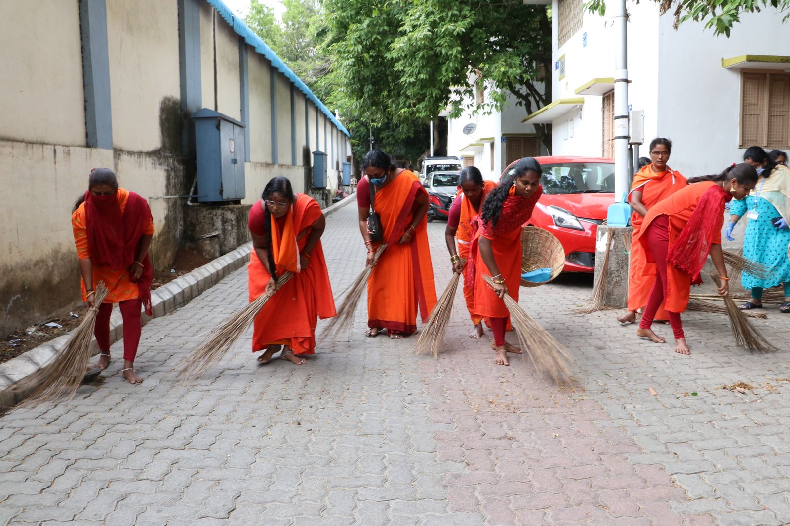  எனவே திருப்பதி மலையில் தூய்மை பணியில் ஈடுபடுவதற்காக ஒப்பந்தம் மூலம் ஊழியர்களை பணியில் அமர்த்தி இருக்கும் மற்ற சில நிறுவனங்களில் இருந்தும், திருப்பதி நகராட்சி உதவியுடனும் தூய்மை பணிகளை தேவஸ்தானம் நிர்வாகம் மேற்கொண்டு வந்தது.