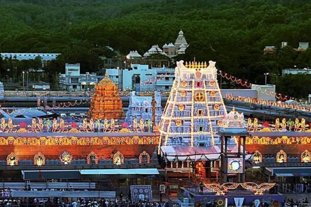  திருப்பதி மலைக்கு வரும் பக்தர்களுக்கு 300 ரூபாய் தரிசன டிக்கெட்டுகளை தேவஸ்தானம் ஆன்லைன் மூலம் நேரடியாக விற்பனை செய்து வருகிறது. இது தவிர தமிழ்நாடு, பாண்டிச்சேரி, ஆந்திரா, தெலுங்கானா, கர்நாடகா ஆகிய மாநில சுற்றுலா அபிவிருத்தி கழகங்களுக்கும் இந்திய சுற்றுலா துறைக்கும் திருமலை திருப்பதி தேவஸ்தானம் முன்னுரிமை அடிப்படையில் 300 ரூபாய் சிறப்பு தரிசன டிக்கெட்டுகளை ஒதுக்கீடு செய்து வருகிறது.