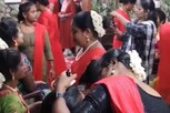 5 நிமிடங்களில் 21 திருநங்கைகளுக்கு நச்சுன்னு 'மேக்-அப்'!