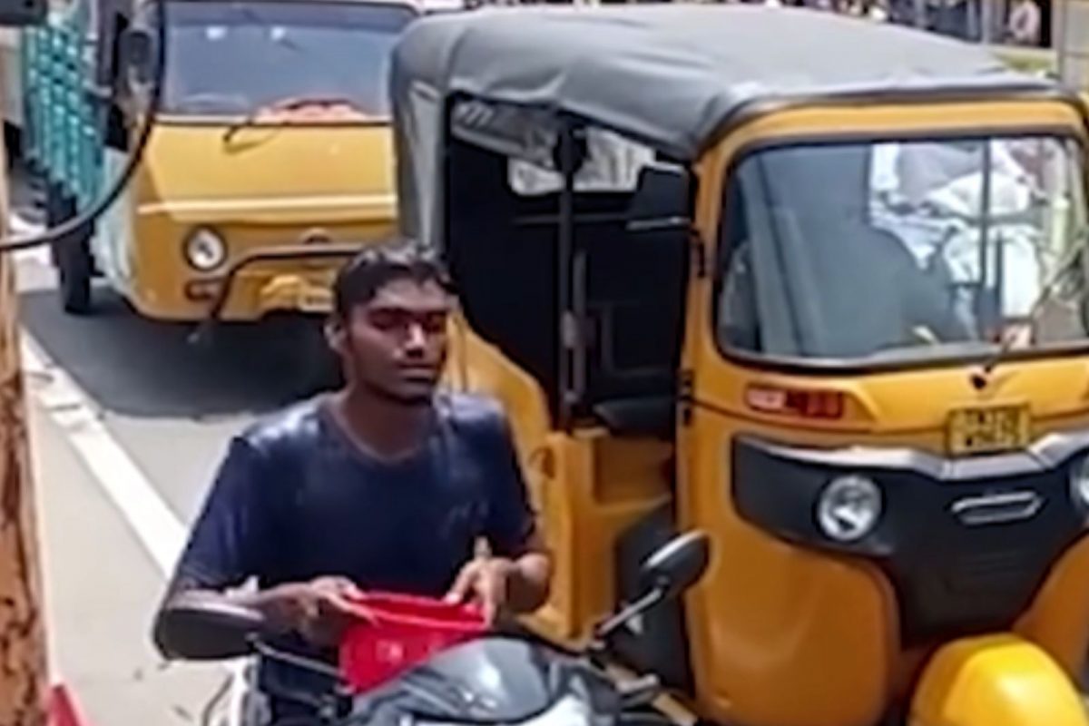 இன்ஸ்டா லைக்ஸுக்காக சாலையில் குளித்தவருக்கு போலீசார் அபராதம்!