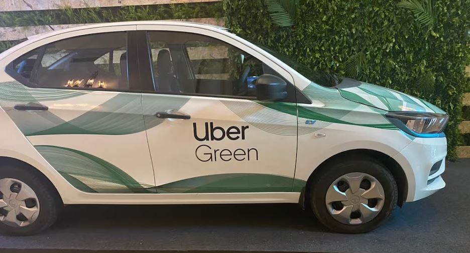  புதிய Uber Green ஆப்ஷனை வரும் ஜூன் 2023 முதல் டெல்லி, மும்பை மற்றும் பெங்களூருவில் உள்ள யூஸர்களுக்கு அறிமுகப்படுத்த உளளதாக Uber அறிவித்து உள்ளது. Uber Green உதவியுடன் இப்போது Uber App-ஐ பயன்படுத்தும் யூஸர்கள் மாசுபாட்டை குறைக்க பங்களிக்க முடியும். எப்படி என்றால் Uber Green ஆப்ஷனை செலக்ட் செய்வதன் மூலம், பயணிகள் தங்கள் ரைட்களுக்கு எலெக்ட்ரிக் வாகனங்களை புக் செய்ய முடியும்