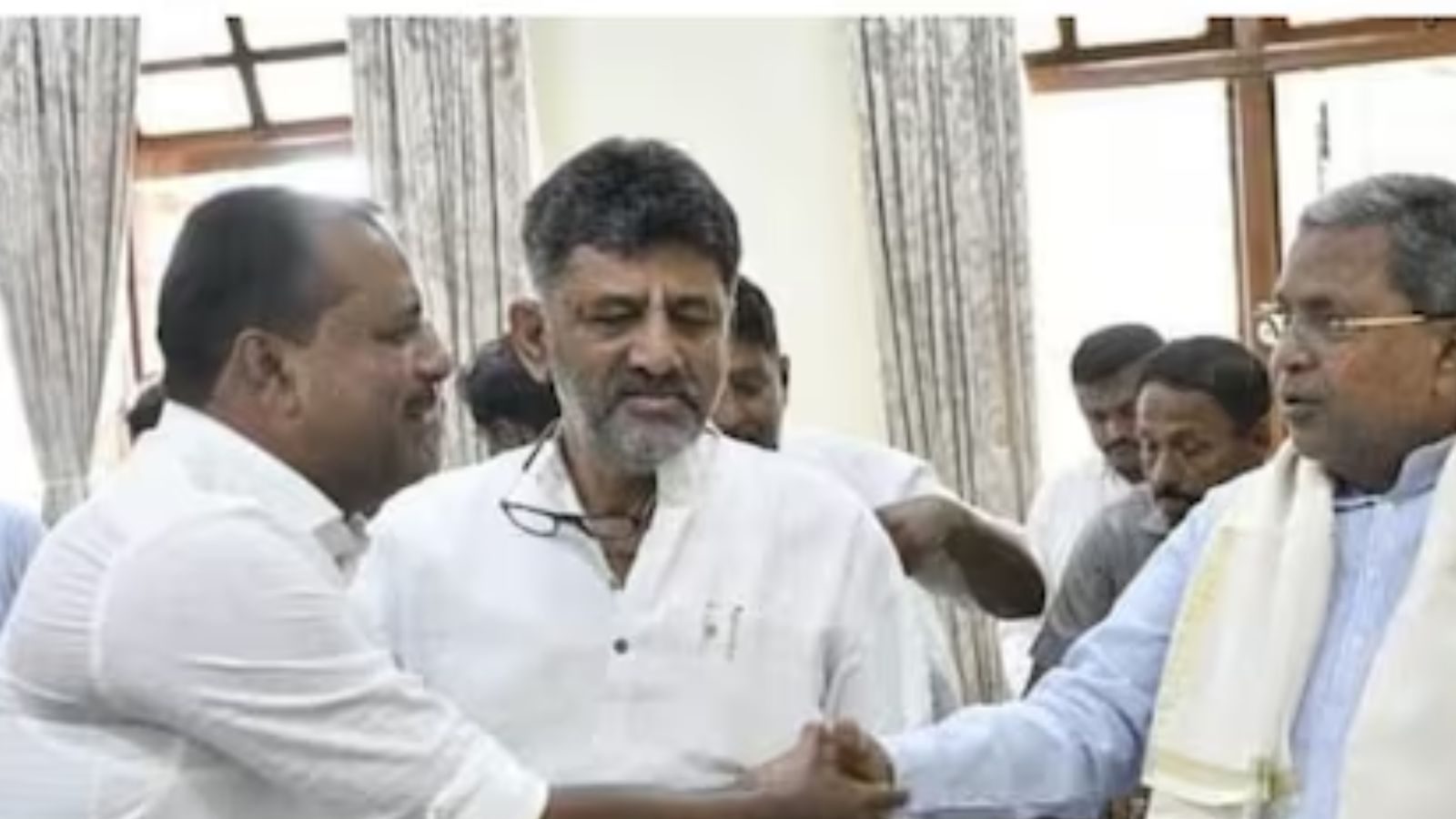 கர்நாடக சபாநாயகராக யு.டி.காதர் தேர்வு... ராமர், கிருஷ்ணர் பெயரில் பதவிப் பிரமாணம் எடுத்த பாஜக எம்.எல்.ஏ.க்கள்..!