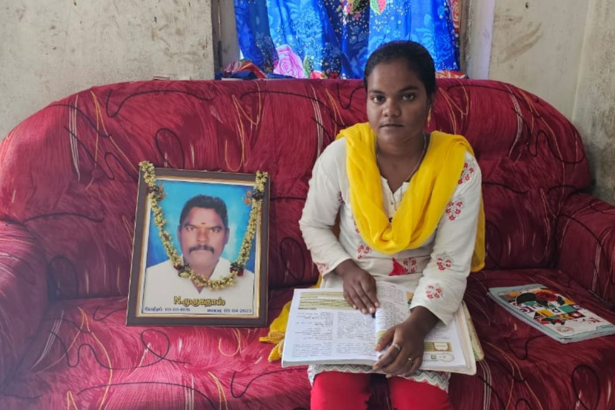 தந்தையை இழந்த நிலையில் தேர்வு எழுதிய மாணவி சாதனை!