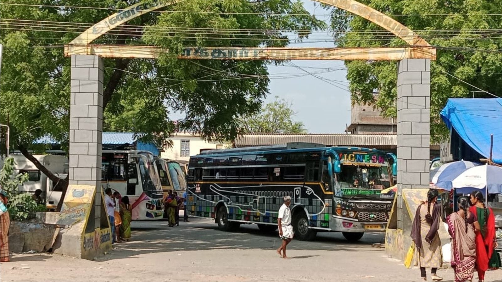 ஆக்கிரமிப்புகளால் திணறும் சாத்தூர் பேருந்து நிலையம்.. பேருந்துக்கு பதிலாக பார்க் செய்யப்படும் டூ வீலர்கள்..