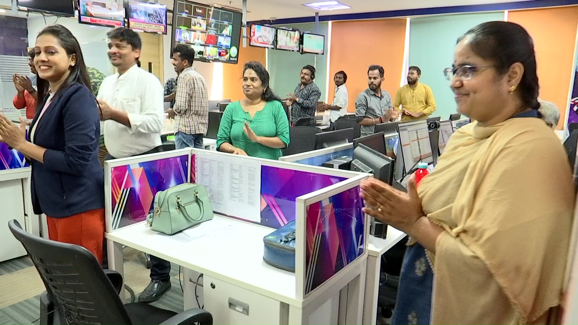  வரலாற்று சாதனை படைத்த மாணவி நந்தினியை, நியூஸ் 18 தமிழ்நாடு தொலைக்காட்சி அலுவலகத்திற்கு, ஊழியர்கள் கைத்தட்டலுடன் வரவேற்றனர்.