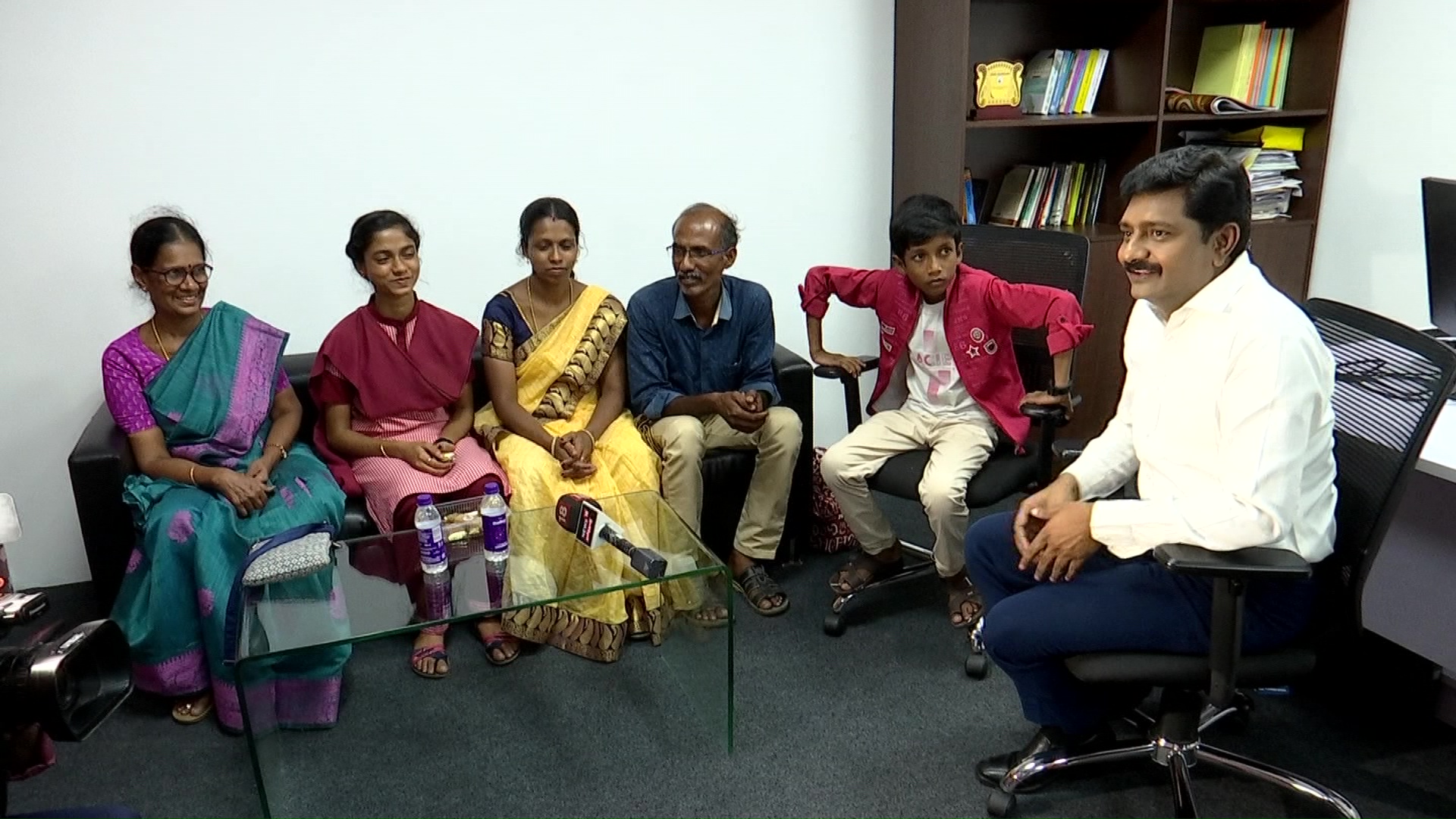  பின்னர் மாணவி நந்தினி, அவரது ஆசிரியர் மற்றும் குடும்பத்தினருடன் நியூஸ் 18 தமிழ்நாடு தொலைக்காட்சி ஆசிரியர் கார்த்திகைச்செல்வன் கலந்துரையாடி அவர்களின் அனுபவம் குறித்து கேட்டறிந்தார்.