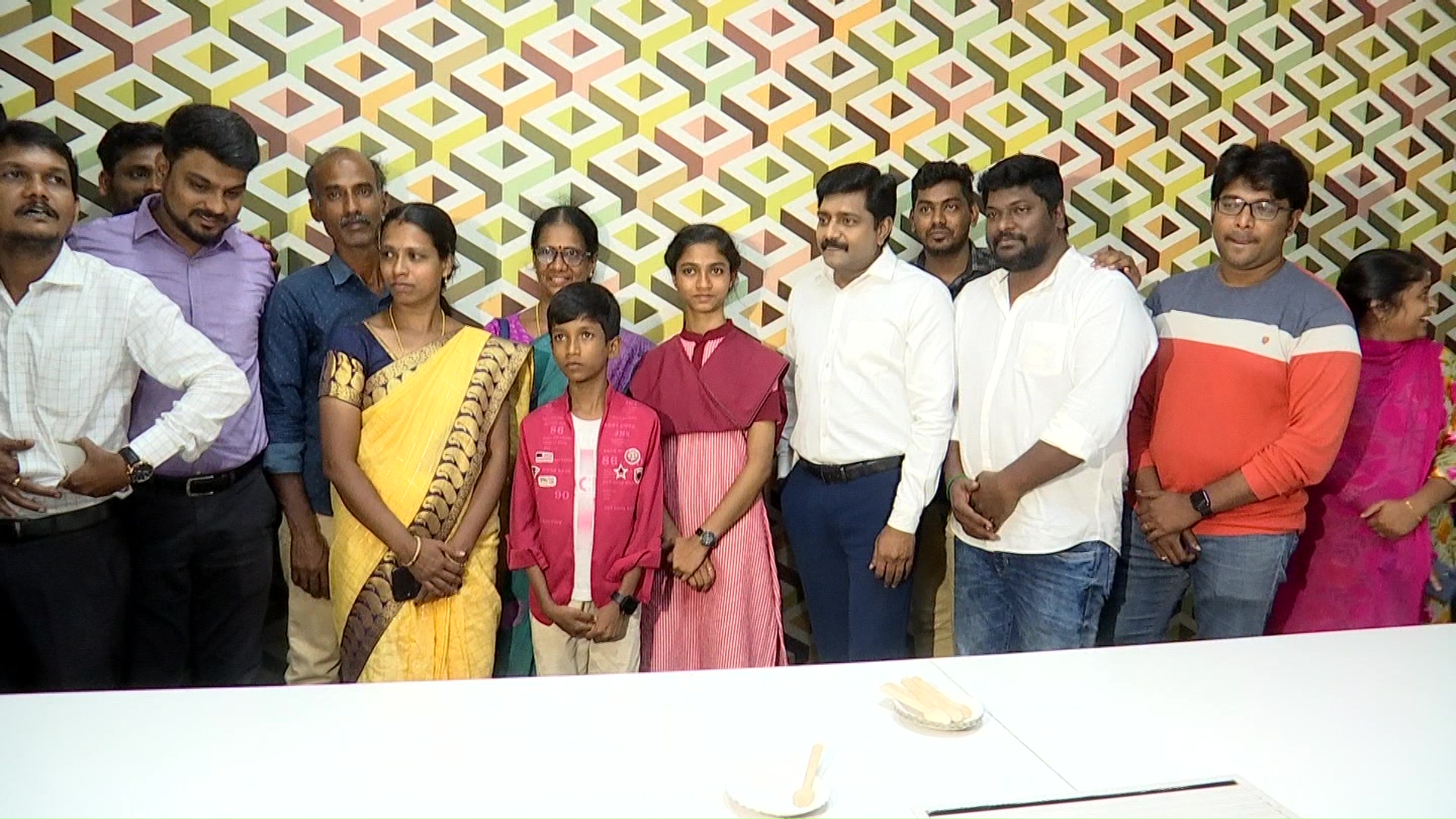  இறுதியாக மாணவி நந்தினி மற்றும் நியூஸ்18 தமிழ் தொலைக்காட்சி ஊழியர்கள் புகைப்படம் எடுத்துக்கொண்டனர்.