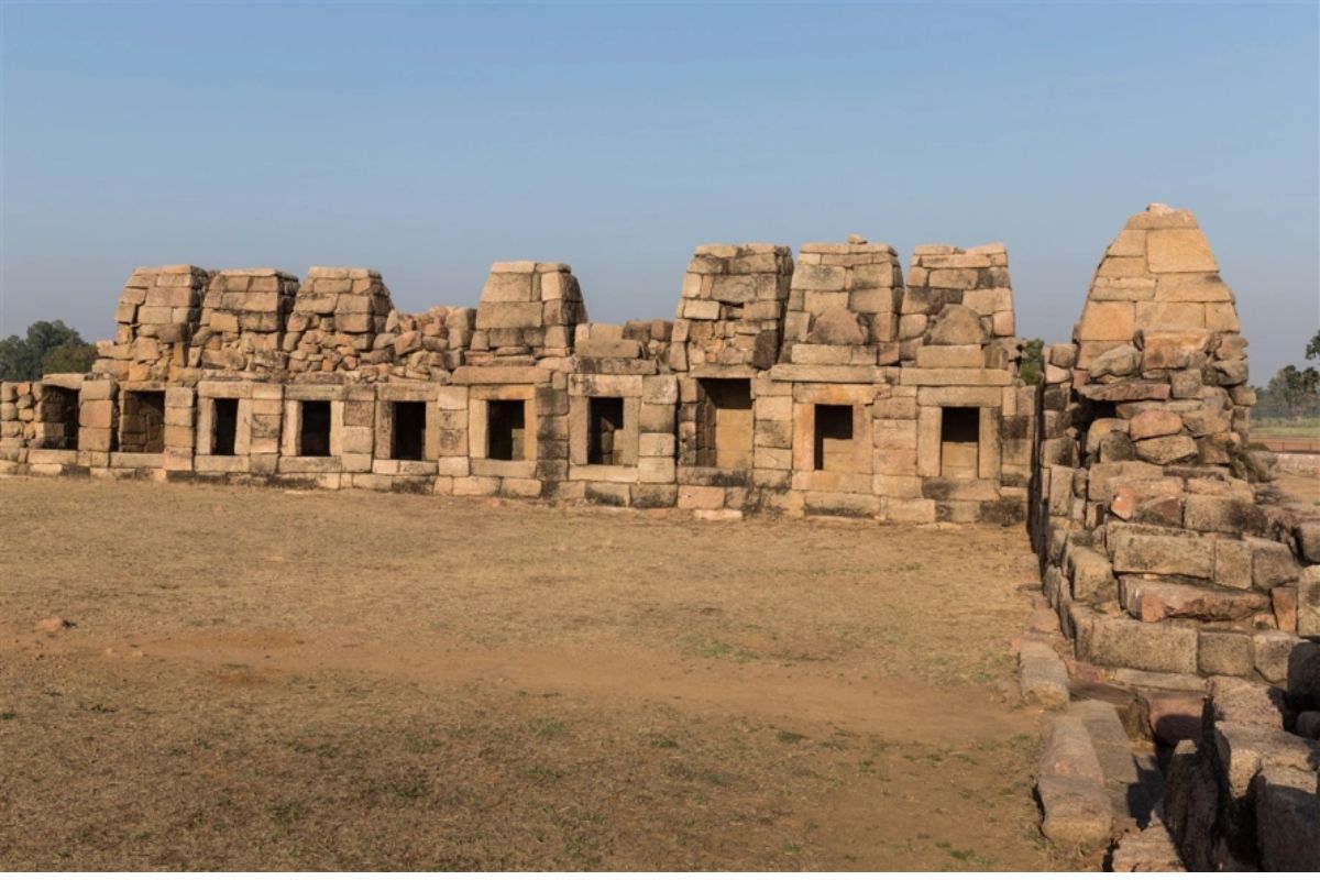  ,[object Object], மத்தியப் பிரதேசத்தின் சத்தர்பூர் மாவட்டத்தில் உள்ள கஜுராஹோ கோவில் வளாகத்தில் 64 யோகினி கோவில் உள்ளது. 9 ஆம் நூற்றாண்டின் பிற்பகுதியைச் சேர்ந்த இது கஜுராஹோவில் எஞ்சியிருக்கும் மிகப் பழமையான கோவிலாகும். மற்ற இடங்களில் உள்ள யோகினி கோவில்களைப் போலல்லாமல், இது ஒரு செவ்வக வடிவத்தைக் கொண்டுள்ளது, ஆனால்  இதுவும் வெட்டவெளி கோவில் தான்.