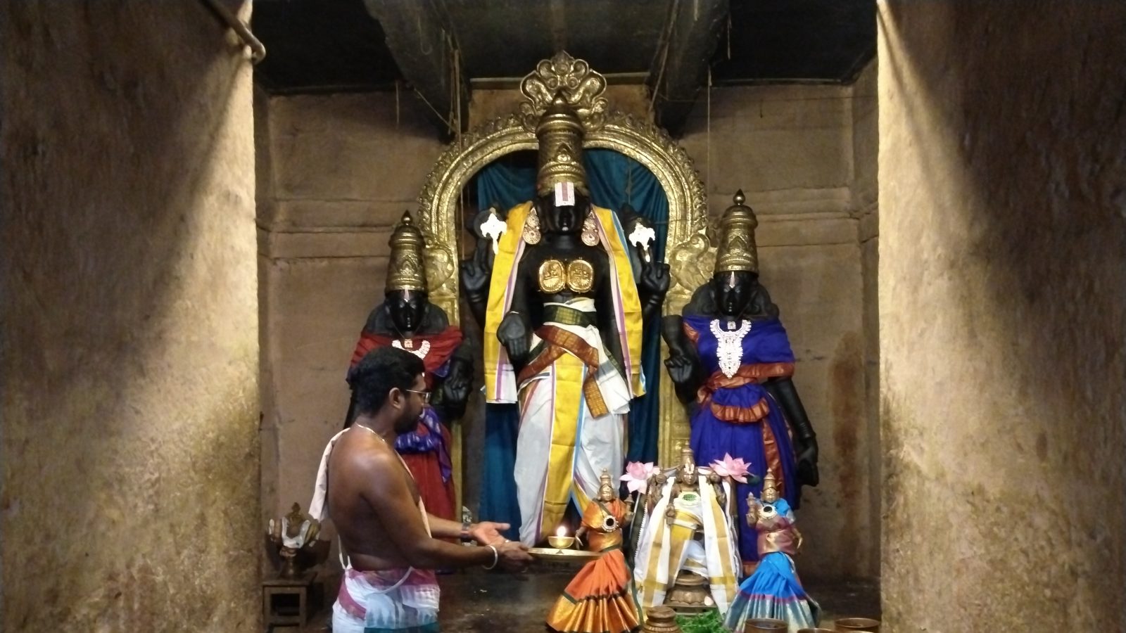 பெருமாள் கோயிலில் காலை சுப்ரபாதம்.. இந்த நாள் இனிய நாளாக அமைய இதை கேளுங்க!