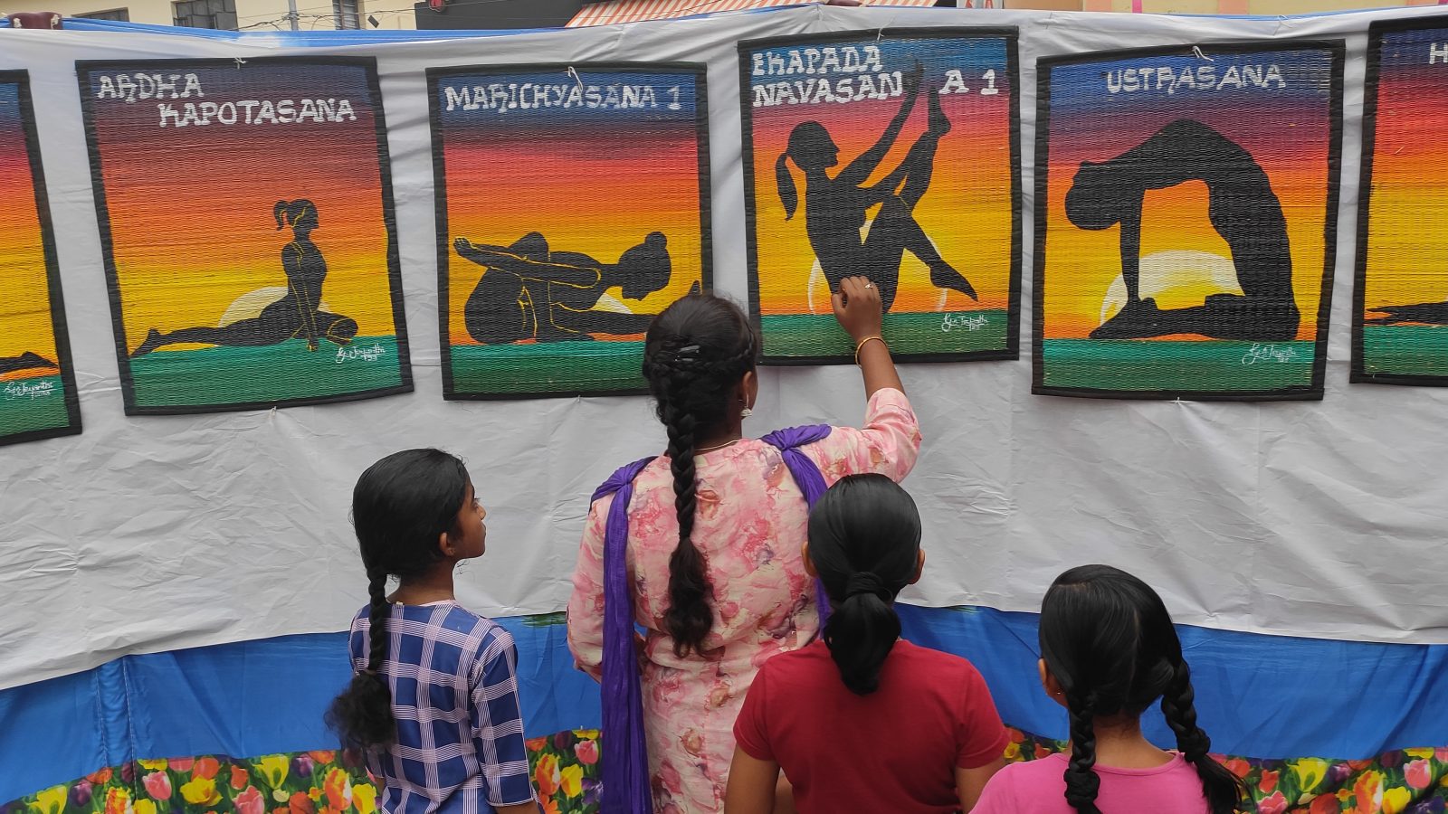 பத்தமடைபாயில் 100 வகையான யோகாசனம்.. ஓவியம் வரைந்து அசத்திய நெல்லை மாணவி!