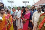ஐயப்பன் கோயிலில் நடிகை ரோஜா, நமிதா சாமி தரிசனம்!