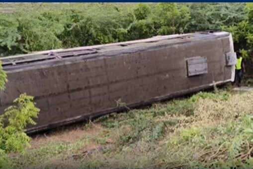 Government bus met with an accident in Thazhankadu | விழுப்புரம் மாவட்டம் மரக்காணம் அருகே ஓட்டுனரின் கட்டுப்பாட்டை இழந்த அரசு பேருந்து சாலையோர
பள்ளத்தில் கவிழுந்து விபத்துக்குள்ளானதில் 10க்கும் மேற்பட்டோர் காயமடைந்தனர். 