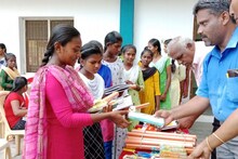 விருதுநகரில் ஆதரவற்ற மாணவிகளுக்கு நோட்டு புத்தகங்கள் வழங்கிய தன்னார்வலர்கள்!