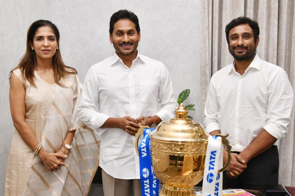 ஐபிஎல் கோப்பையுடன் ஆந்திர முதலமைச்சரிடம் வாழ்த்து பெற்ற சிஎஸ்கே