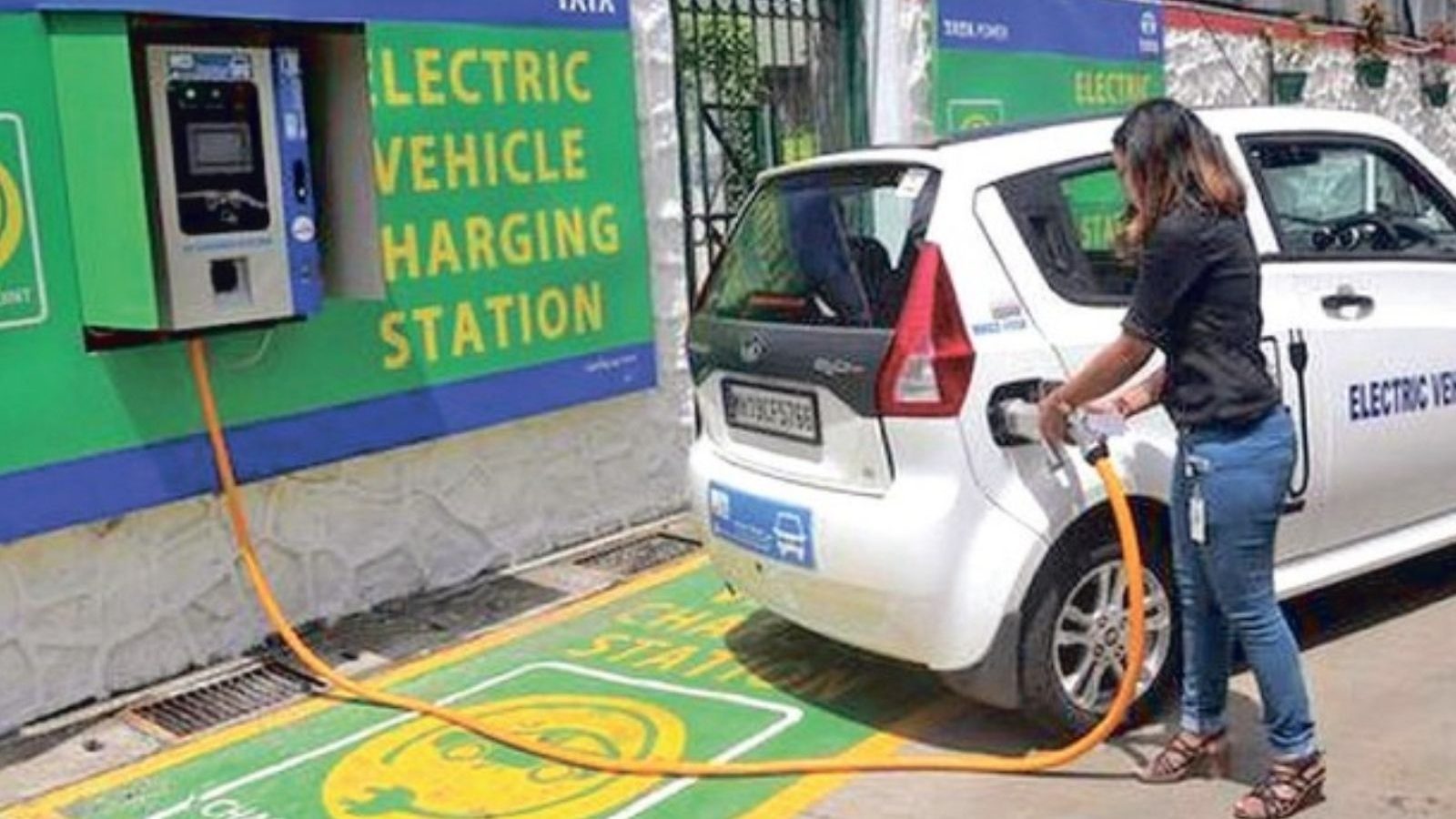 எலெக்ட்ரிக் வாகனங்கள் வைத்திருப்போருக்கு நற்செய்தி... 100 இடங்களில் சார்ஜிங் ஸ்டேஷன் அமைக்கும் மின்வாரியம்..!