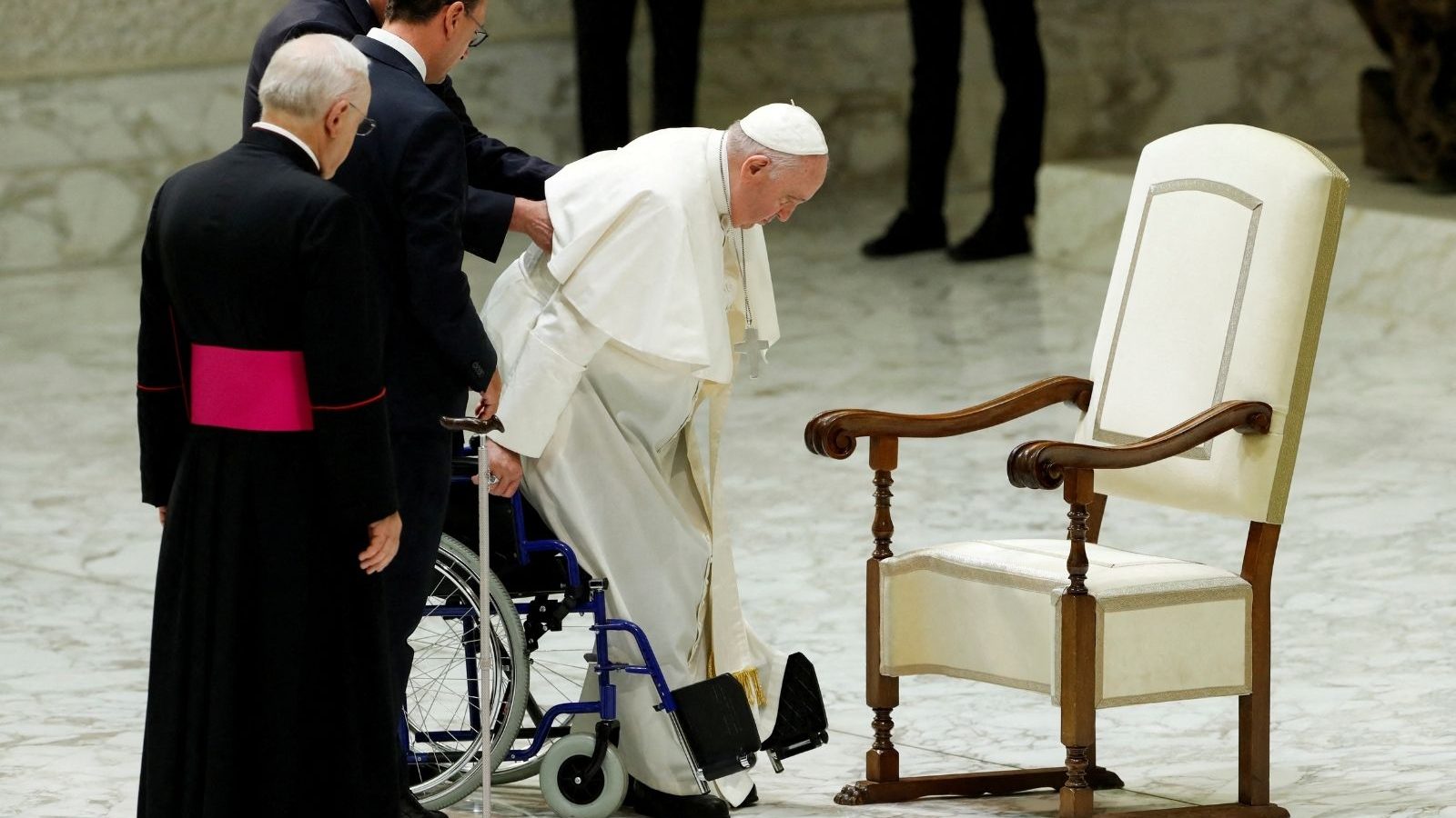 போப் பிரான்சிஸ் உடல்நிலை எப்படி உள்ளது...? மருத்துவமனை தகவல்...!