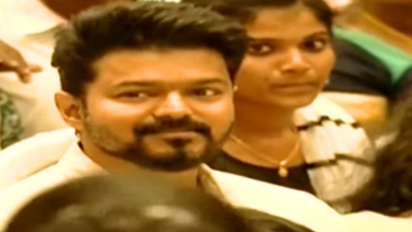 கல்வி விருது விழா - நல்லா இருக்கீங்களானா ?  - மாணவர்கள் மத்தியில் உட்கார்ந்து பேசிய விஜய்